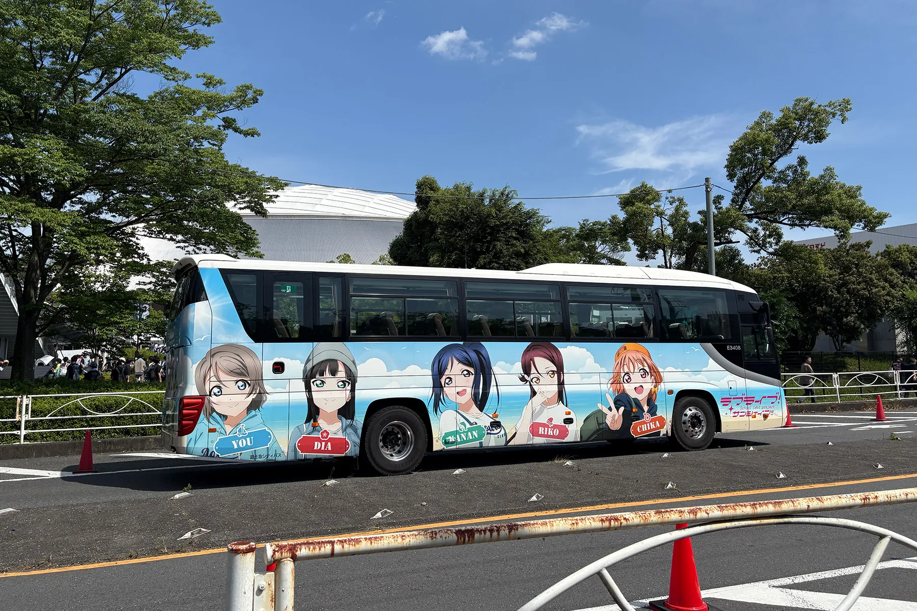 ベルーナドーム前を通過する、富士急ラブライブ！サンシャイン!!ラッピングバス