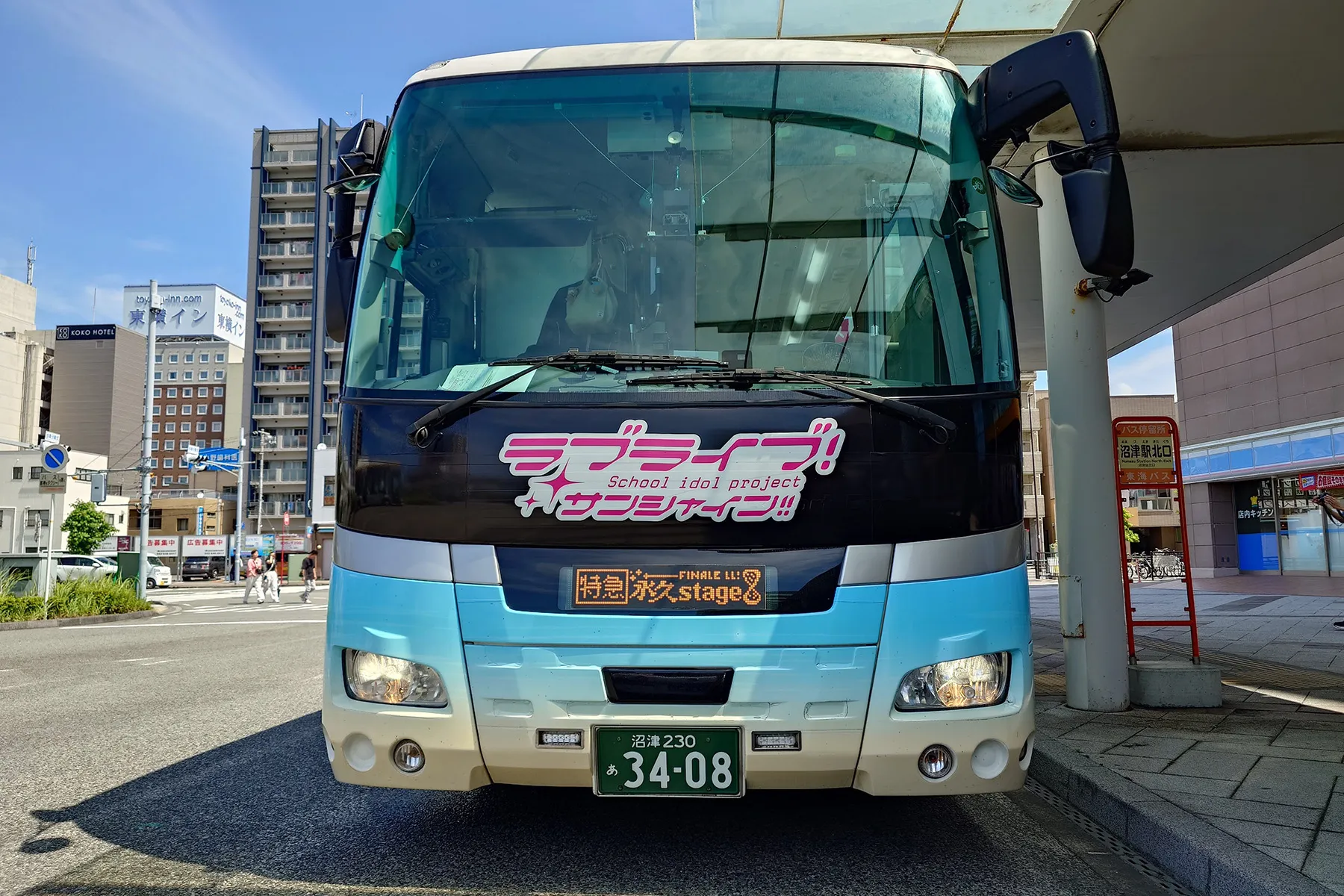 バスの車体の行先表示器の上に貼り付けている