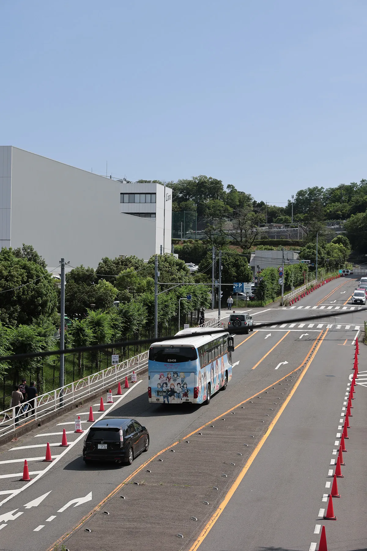 バスが回送で帰っていく姿を歩道橋から写した写真