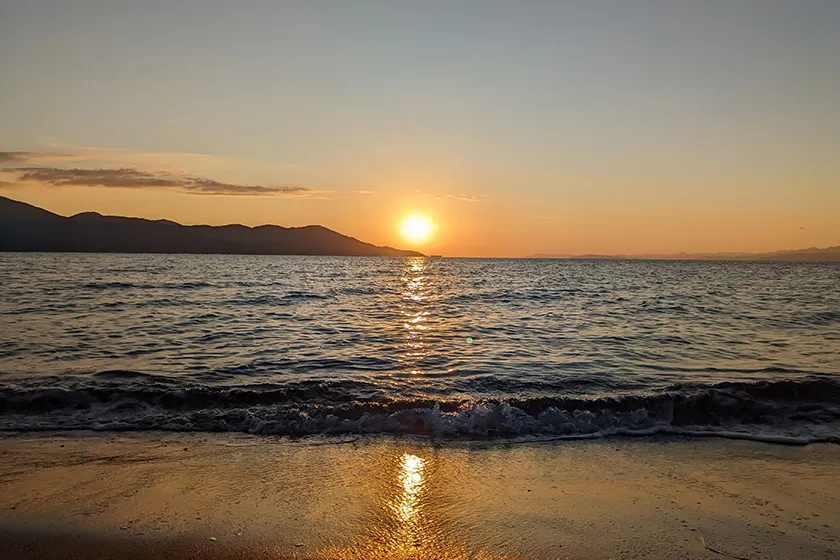 冬の島郷海岸から見る夕日の写真。