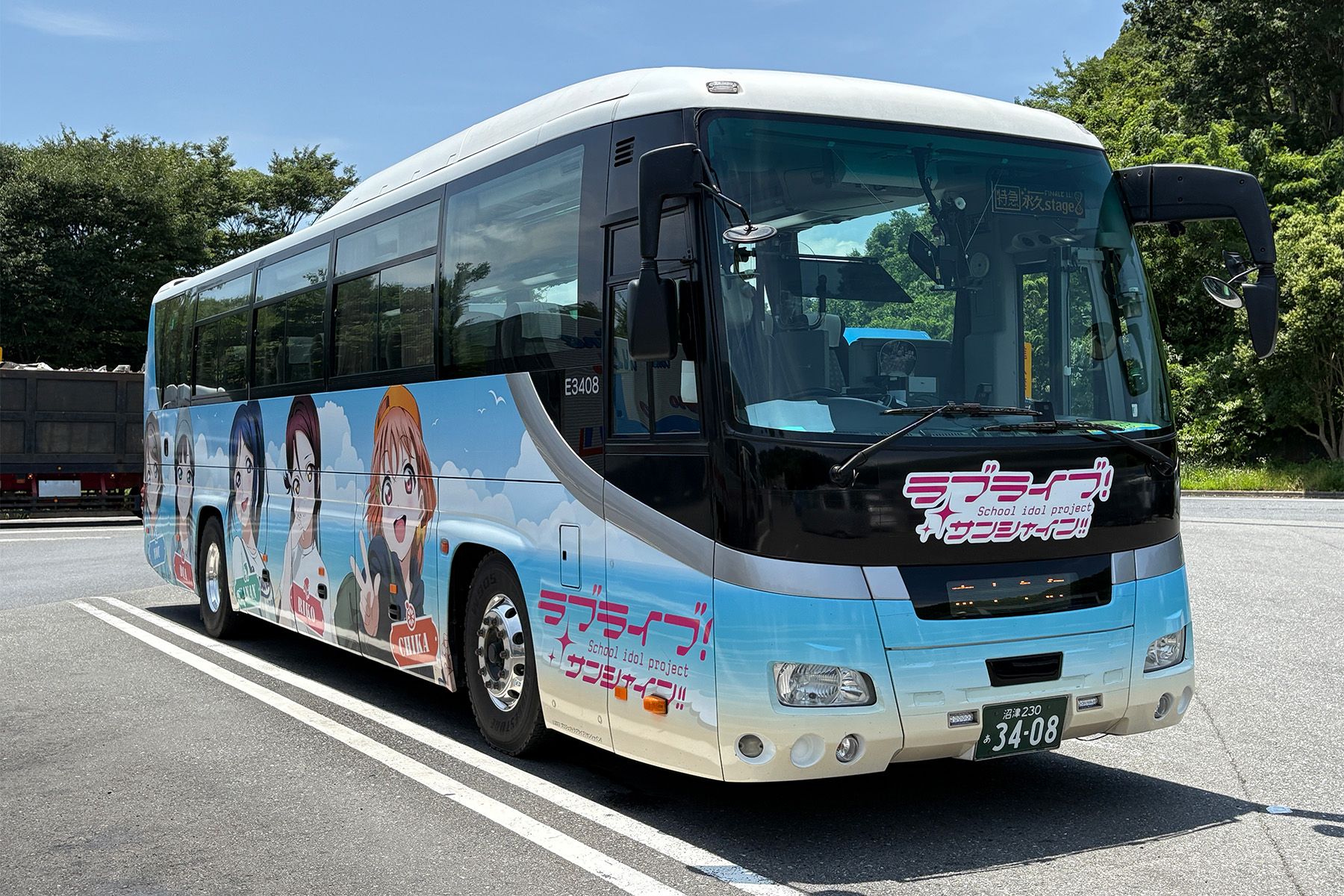 というわけで今回借りることとなった 富士急シティバス保有のE3408 運行途中のPA休憩で撮影したバスの右前部からの写真