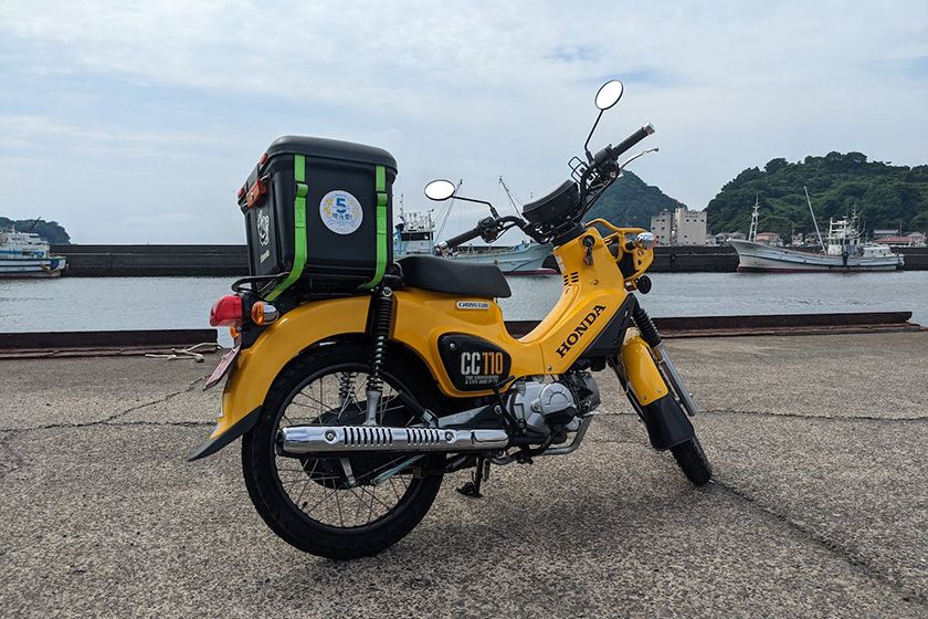 購入したクロスカブ110の写真。車体の色は黄色がベースでところどころ黒色になっている。
